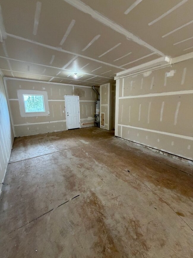 Building Photo - Modern Comfort Meets Easy Living in McKenzie Ridge Estates