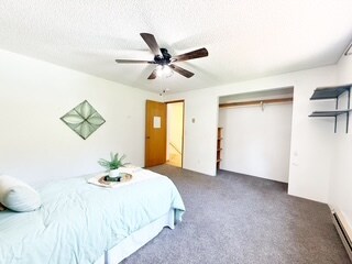 Building Photo - 450 NE Riverhill Dr
