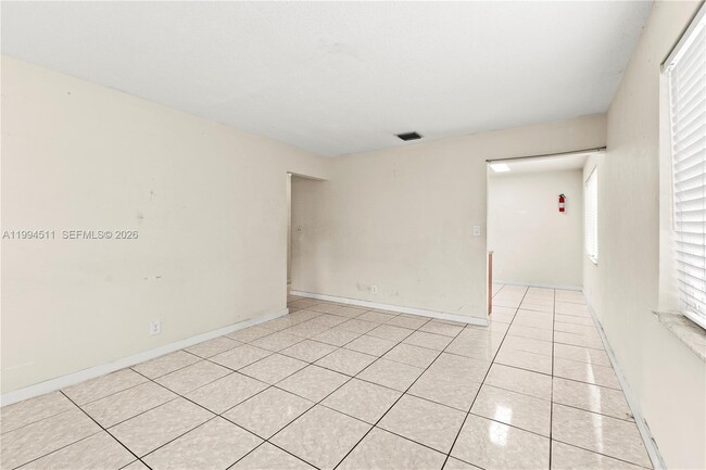Building Photo - 6121 SW 40th Ct