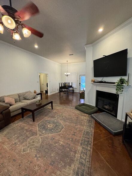 Building Photo - 41072 Kinkade Dr