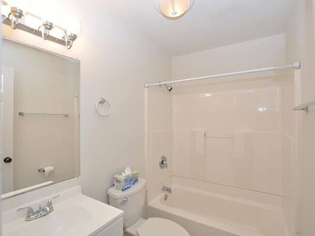 Building Photo - 7323 Idlewild Rd, Charlotte, NC 28212