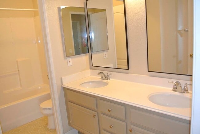 Building Photo - 4Bed/2Bath one story home in Oceanside~ Ca...