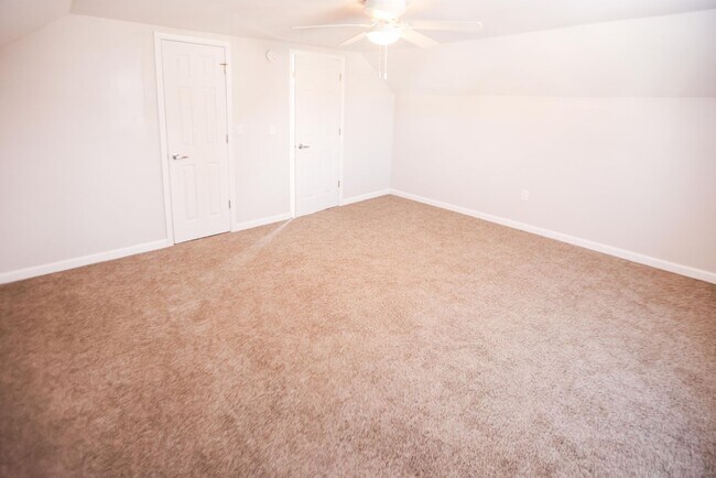 Building Photo - 628 Evesham Ave