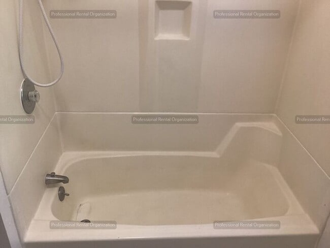 Building Photo - Spacious & cheerfully bright large single-level 2 bedroom in downtown Sebastopol