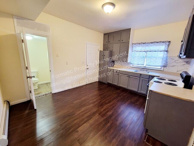 Building Photo - 377 S River St