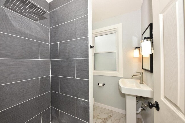 Building Photo - 2129 N 47th St