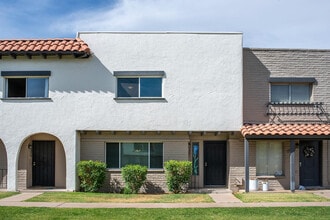 Building Photo - 2881 E Fairmount Ave