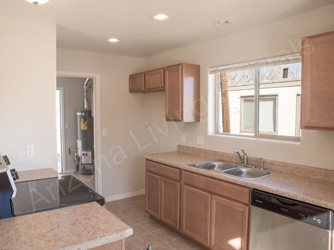 Building Photo - CUTE 1 BEDROOM HOME