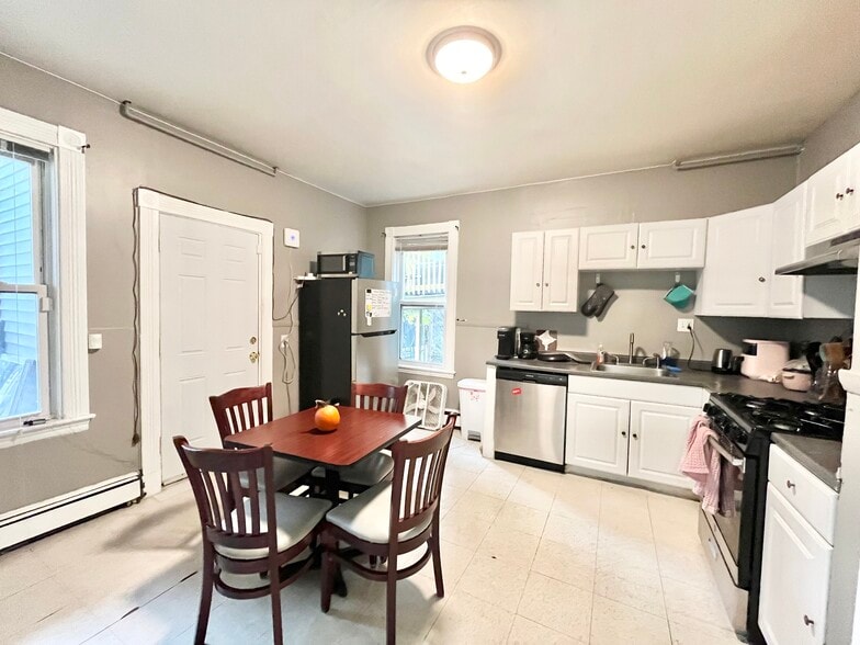 Building Photo - 168 Hillside St