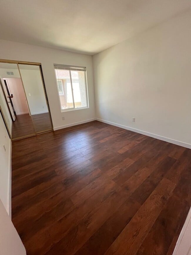 Building Photo - 3 bed 1.5 bath 2 story condo in Park Place...