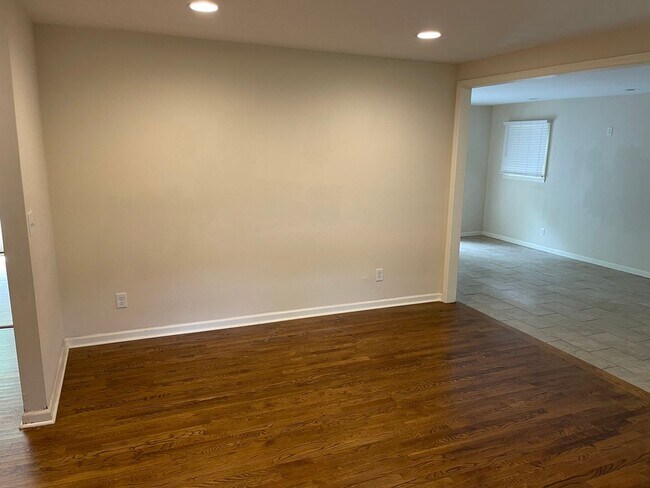 Building Photo - Large 3 bedroom, 2 bath Floral Park Home.