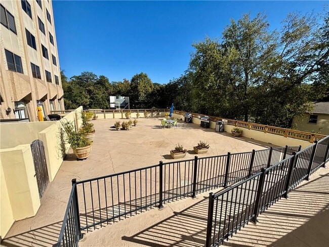 Building Photo - 2479 Peachtree Rd NE