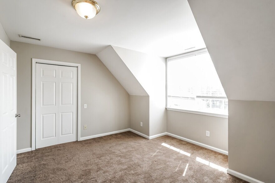 Building Photo - 2800 Overton Dr