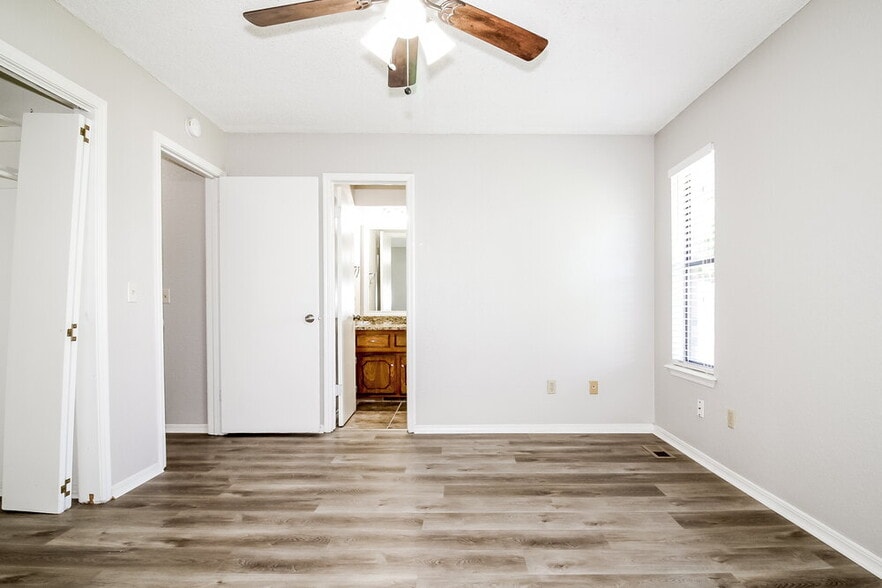 Building Photo - 1353 Oswego Dr