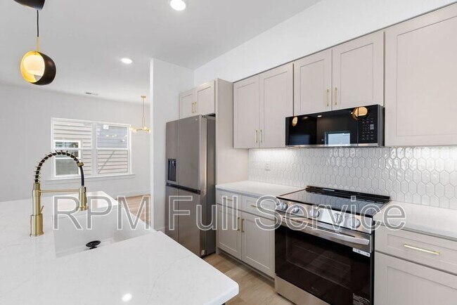 Building Photo - 1241 N Avondale Cir