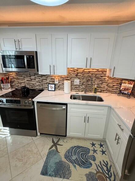 Kitchen - 7560 Bay Island Dr S