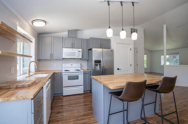 Building Photo - Exquisite 3-bedroom, 2-full bath Home in Puyallup