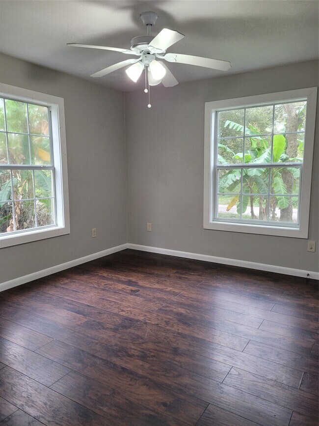 Building Photo - 822 Retama St