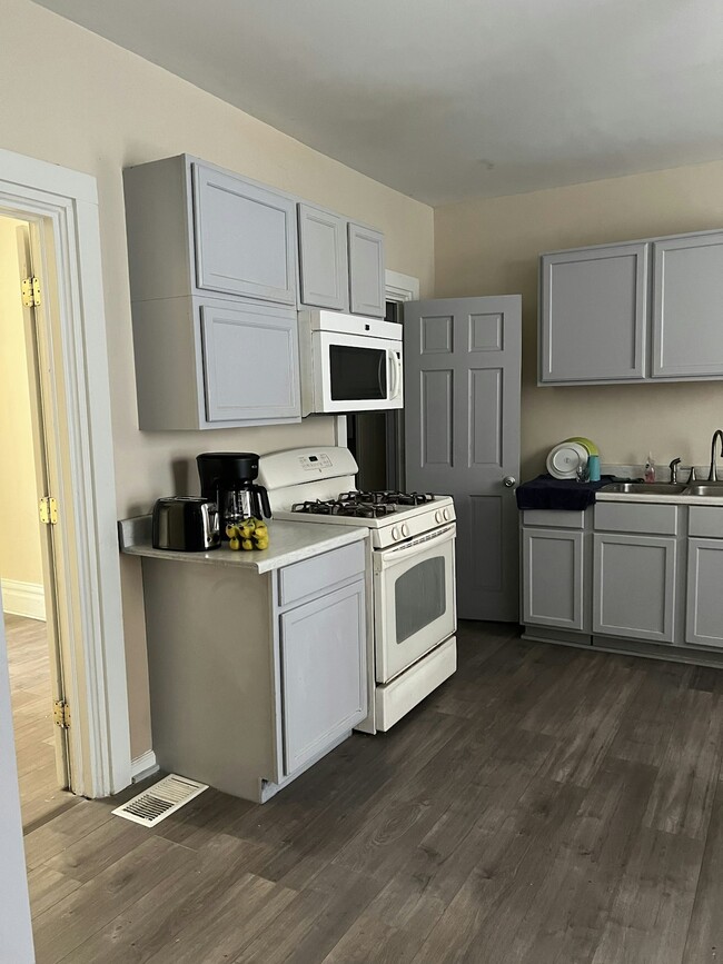 Building Photo - 935 Prospect Ave NE