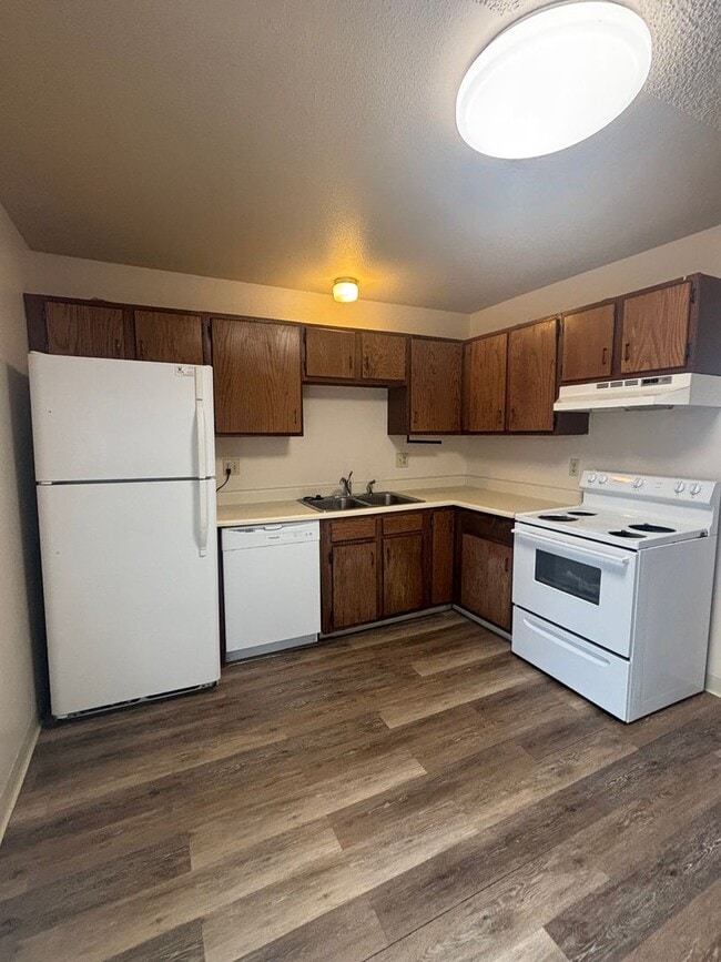 Building Photo - 3 Bed 1 Bath Home near Aeroplaza and Power...