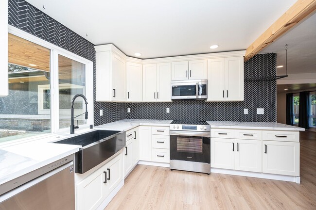 Building Photo - Lakewood Rambler 3 bedroom + Bonus