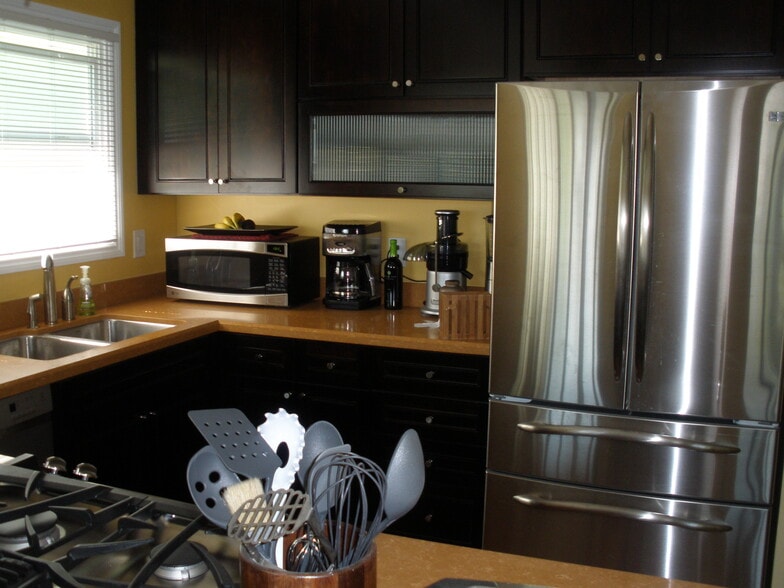 Building Photo - 1334 E 1st St