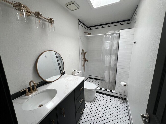 Building Photo - UNSER/LADERA 2 Bedroom  2 Bath  2 car gara...