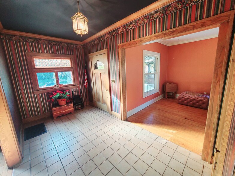 Entry Room - 1512 Harlem Blvd
