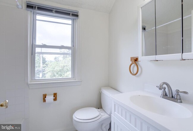 Building Photo - 2719 Albemarle Dr