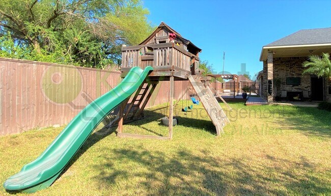 Building Photo - Beautiful 4 Bedroom- 3.5 Bathroom Home in Alamo, TX