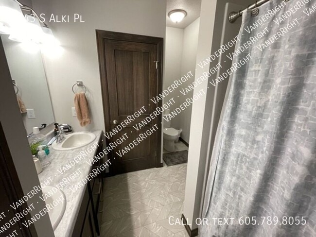 Building Photo - 6143 S Alki Pl