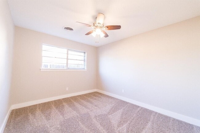 Building Photo - Great 3/2 with a Large Bonus Room