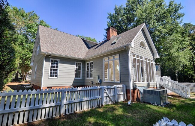 Building Photo - Delightful in Downing Creek