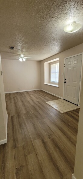 Building Photo - 728 N Main St