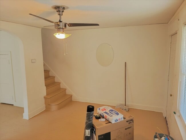 Building Photo - Brick Duplex with 3 bedrooms and 1 bath for rent.