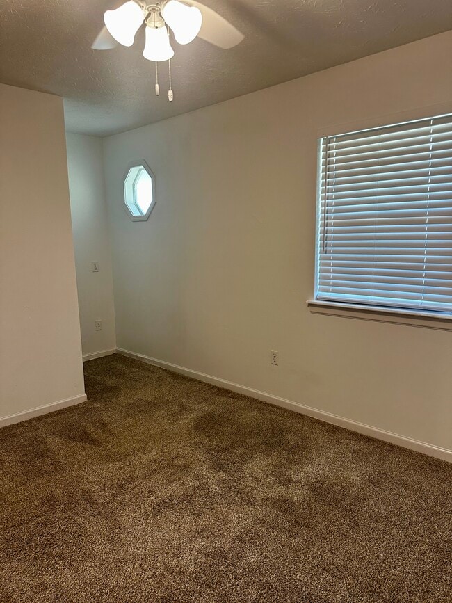Building Photo - 2 Green Meadow Ln