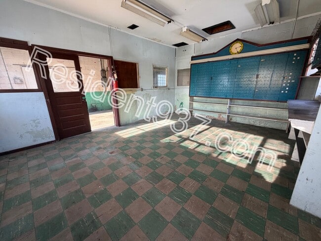 Building Photo - 2 Bed 1 bath with 500 SQ FT DETACHED GARAGE/WORKSHOP