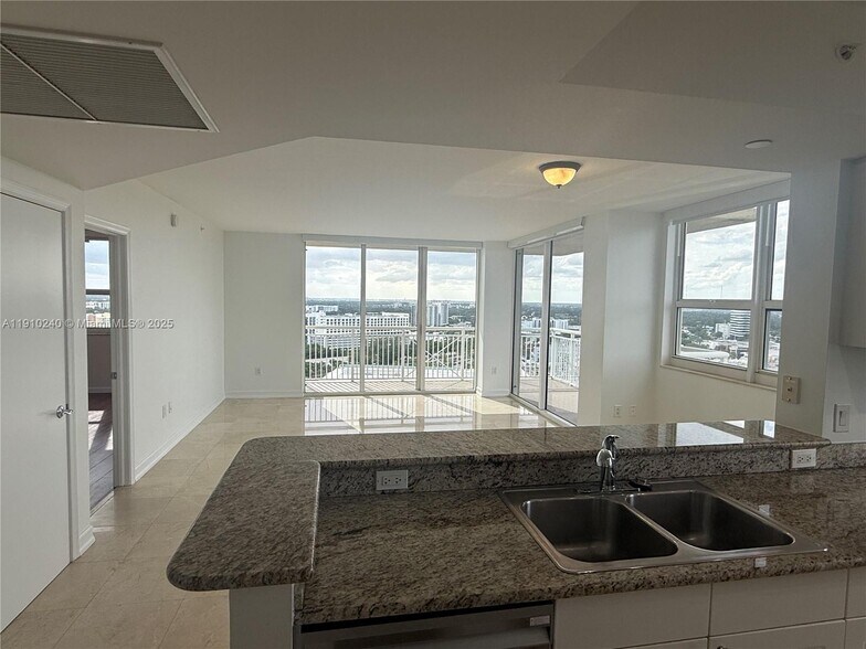 Building Photo - 19501 W Country Club Dr