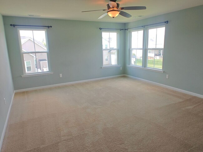 Building Photo - Large 4 bedroom home with recreational roo...