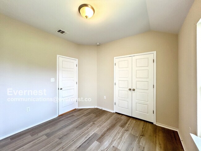 Building Photo - 5604 Bonneville Bend