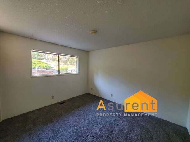 Building Photo - Amazing Property on 1.25 Acres Available in October! 3 Bed/2 Bath Plus Office Space and Shop