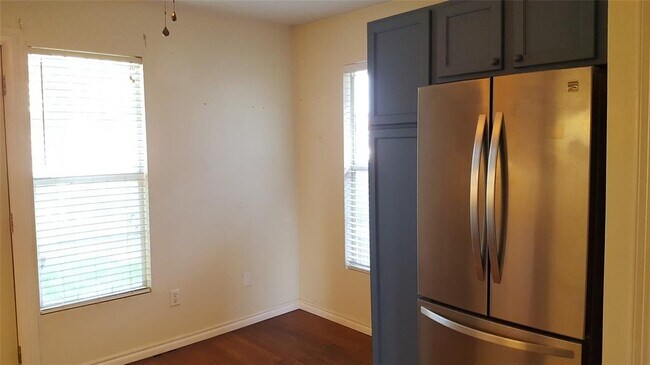 Building Photo - 312 N 6th St