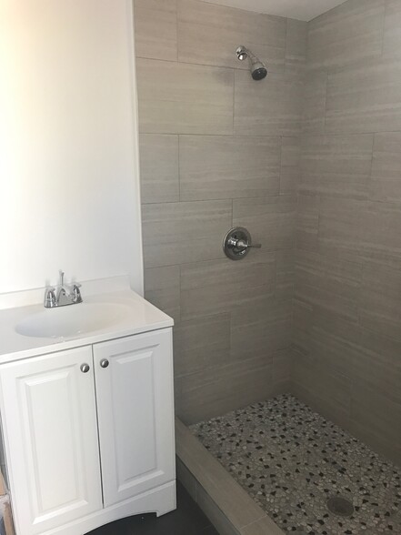 Standing shower - 12623 Beverly Blvd