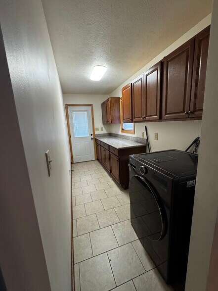 Building Photo - 325 N Calumet Ave