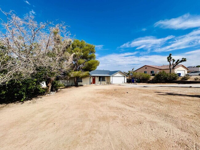 Building Photo - Beautiful 4 Bedroom House for rent in South Joshua Tree