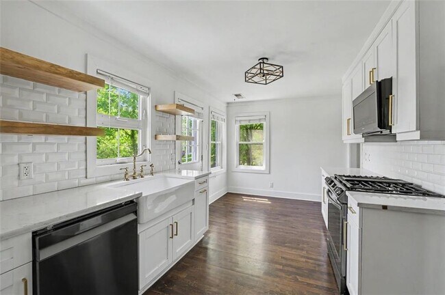 Building Photo - 2352 2nd Ave