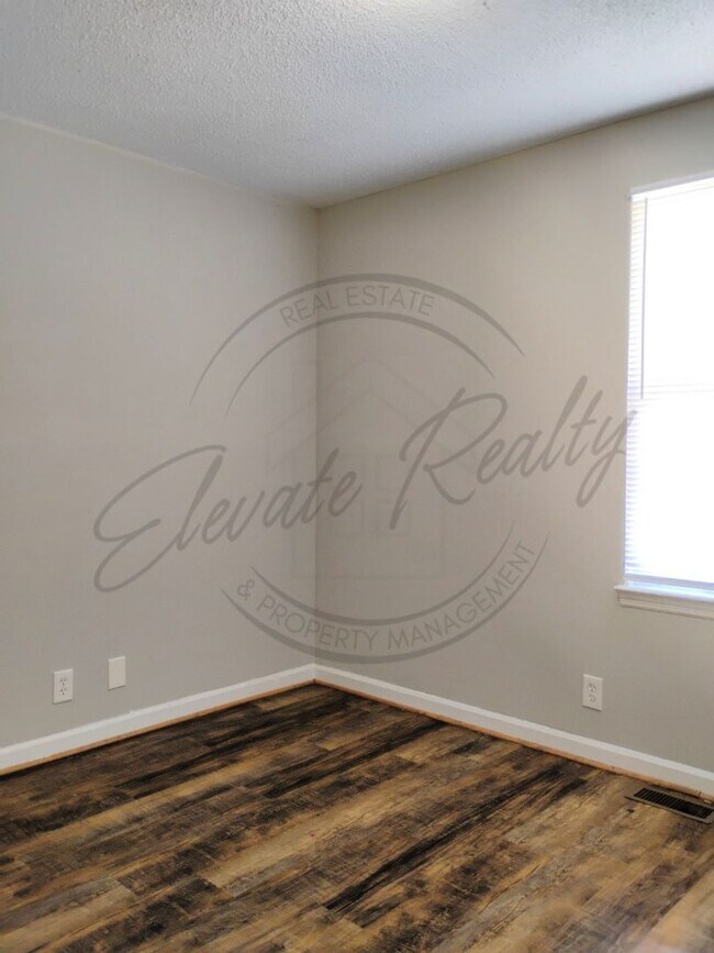 Building Photo - Two Bedroom Townhouse in North Nashville!