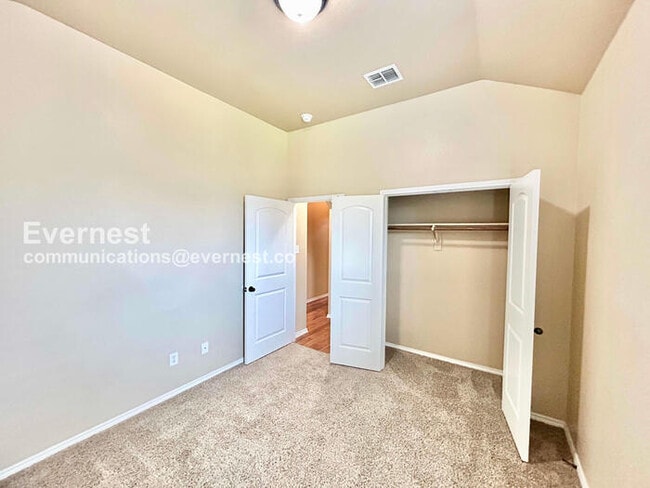 Building Photo - 3 Bed, 2 Bath Home with Fenced Yard & Garage / Pet-Friendly / Available Now!