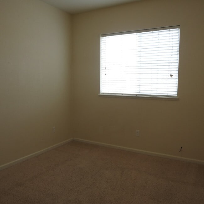 Building Photo - Cozy 3 bedroom