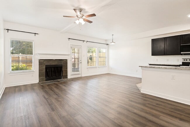 Building Photo - Modern 3BD Townhome Near DFW Airport & Major Highways